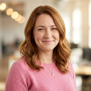Emily Watson figure comme responsable du service client chez Titroire Prime, sur une photo de profil